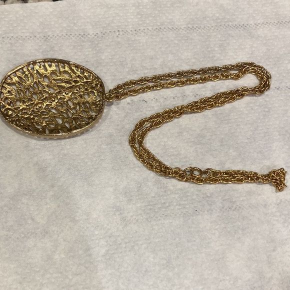 Oval pendant gold necklace - Picture 4 of 4